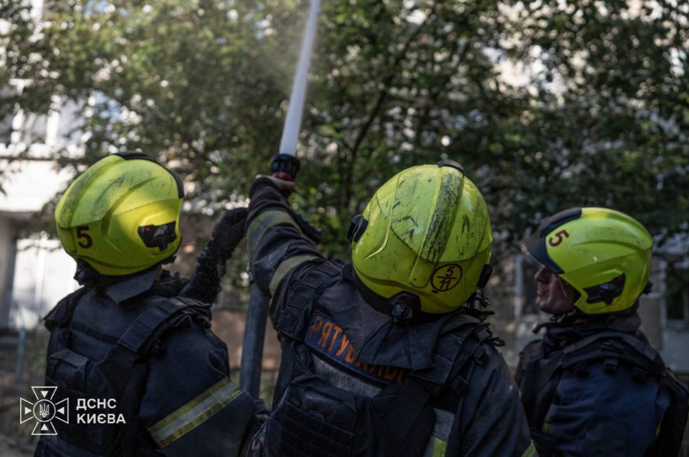 Рятувальники показали наслідки нових ударів Росії по Києву (фото та відео)